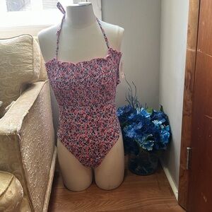 One piece bathingsuit, backless and it can be strapless!